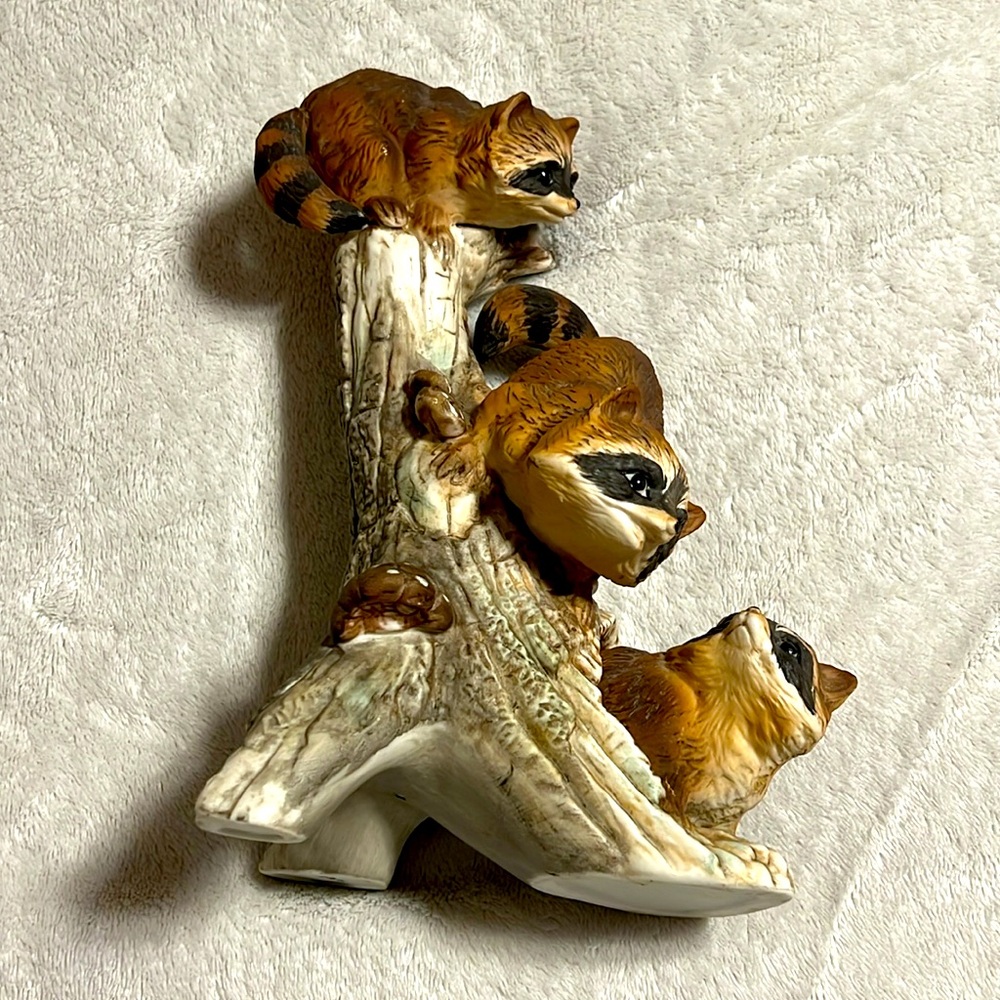 RACOON 🦝 Family on the stump. Figurine. 6x9